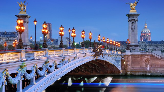 Pont Alexandre III bei Nacht in Paris mit leuchtenden Laternen
